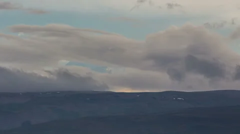 The movements of clouds up to the steep slopes of the mountains of Caucasus Vídeos de archivo 63985474