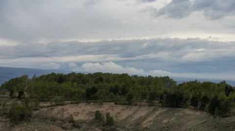 The movements of clouds up to the steep slopes of the  mountains of Caucasus Vídeos de archivo 63985930