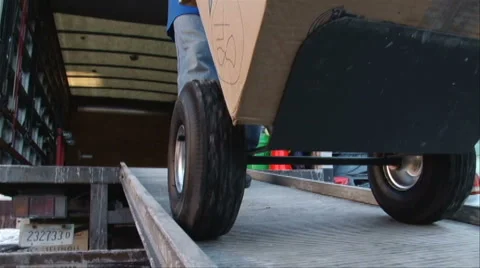 Mover loads a truck 库存影片 1215850