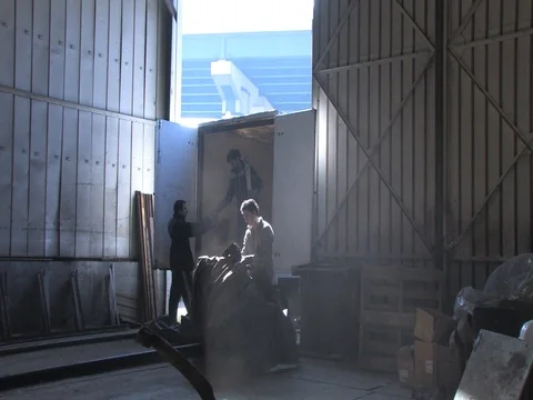 Movers dusting a carpet 動画素材 71233214