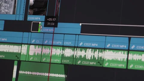 Movie editor selects, selects, and moves footage in timeline editing project Vidéo 235794992