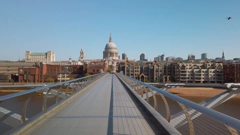 Moving across Millenium Bridge towards St. Pauls no people Vidéo 129441593