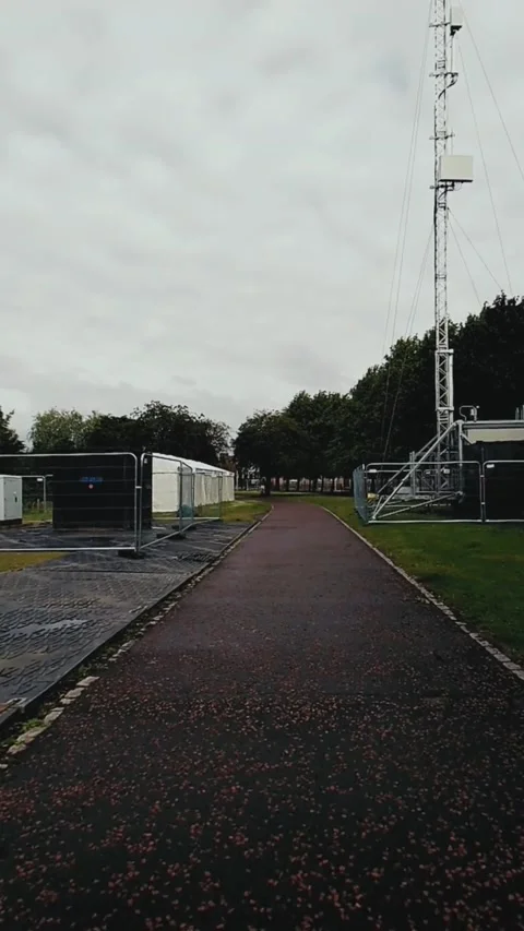 Moving along a path towards a large cell tower Video stock 200400203