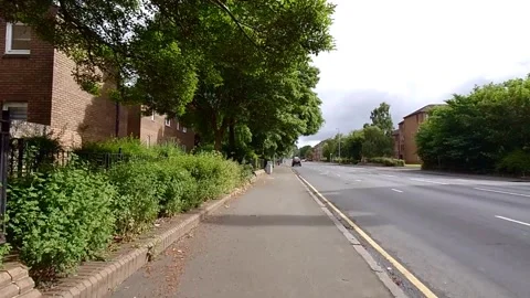 Moving along a relatively quiet city sidewalk Video stock 200212985