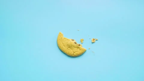Moving and disappearing chocolate chip cookie Vídeos de archivo 244629786