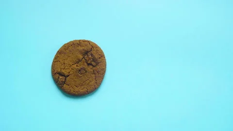Moving and disappearing chocolate chip cookie Vídeos de archivo 244637859