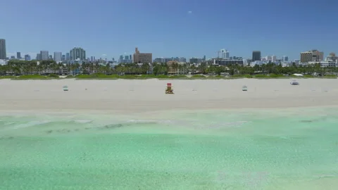Moving away from shoreline of empty Miami Beach 動画素材 130329409