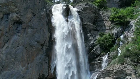 Moving away from the waterfall in slowmo Видео 156173010