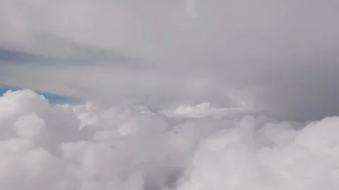 Moving in between the clouds Stockbeeldmateriaal 133442182