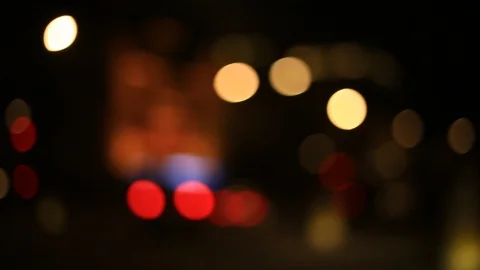 Moving bokeh seen from inside a car driving through the city. Vidéo 88514678