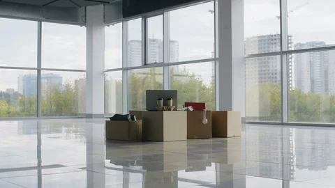 Moving boxes standing on the floor in empty office Stockbeeldmateriaal 125717276