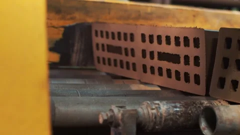 Moving bricks on the conveyor Stockbeeldmateriaal 163290641