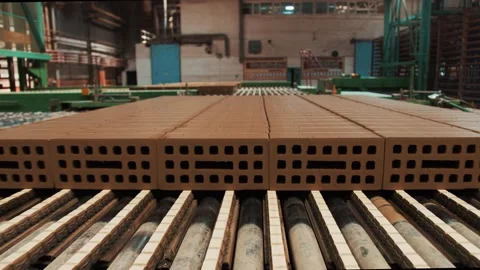 Moving bricks on the conveyor Stockbeeldmateriaal 163290667