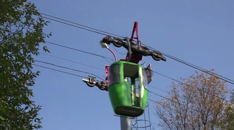 Moving Cableway Gondola Cabins with Deep Blue Background. 4K UltraHD, UHD Vídeos de archivo 56569449