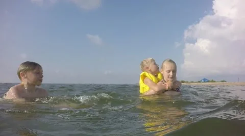 Moving the camera. Children throw the ball in the sea. Slow motion. Stock-Footage 64752240
