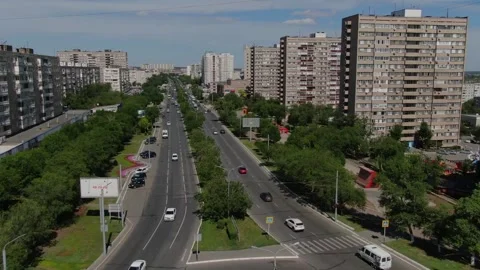 Moving the camera forward along a busy road. drone video 스톡 동영상 146309489