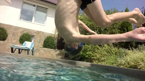 Moving the camera. Spray flew at the camera. Slow motion. Jump into the water. Video stock 65882188