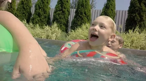 Moving the camera. Spray flew at the camera. Children in the pool. 库存影片 66285338