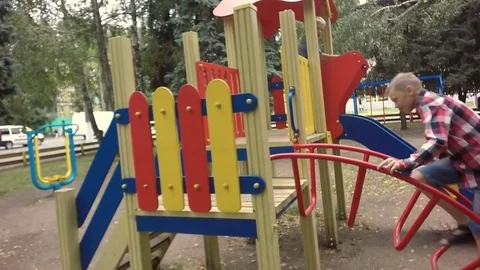Moving the camera. Two little boys play on the children's playground. 库存影片 79585588