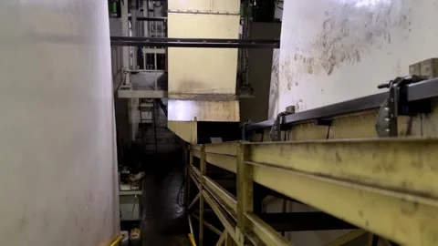 Moving chain on the conveyor to distribute the part of product. Running Vídeo Stock 260767929