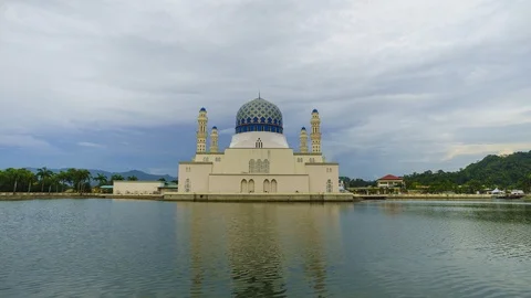 Moving Cloud over Floating Mosque 스톡 동영상 92121349