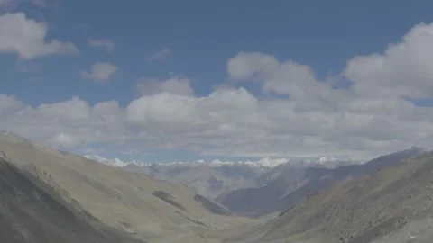 Moving clouds amongst the tall mountains of Ladakh, India 스톡 동영상 145118235