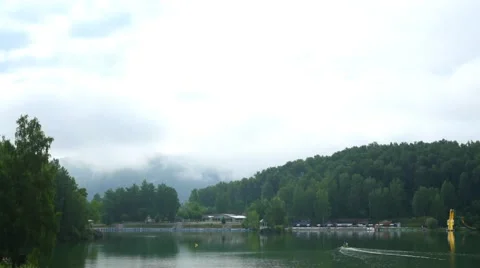 Moving clouds in the mountains by the lake 库存影片 65765370