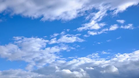 Moving clouds over blue sky time lapse video Video stock 92239185