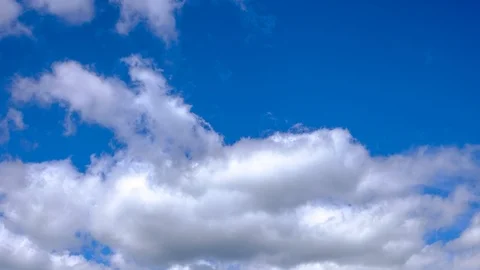 Moving clouds over blue sky time lapse video Video stock 92239445