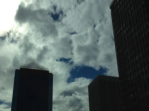 Moving Clouds Over Building, Timelapse Vidéo 78014072