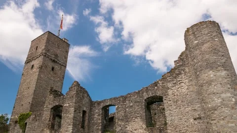 Moving clouds over Castle Koenigstein Vídeo Stock 130909920