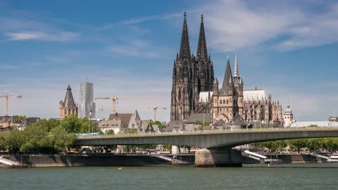 Moving clouds over the cityscape of Cologne Видео 132058309