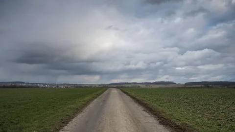 Moving clouds over a country road Vídeo Stock 128167972