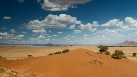 Moving clouds over the Elim dune, Sossusvlei Vídeo Stock 74289428