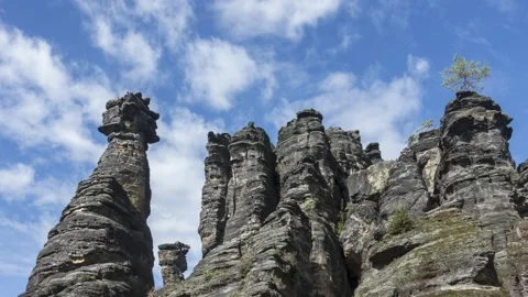 Moving clouds over famous rocks in the Elbe Sandstone Mountains Vídeo Stock 139095008