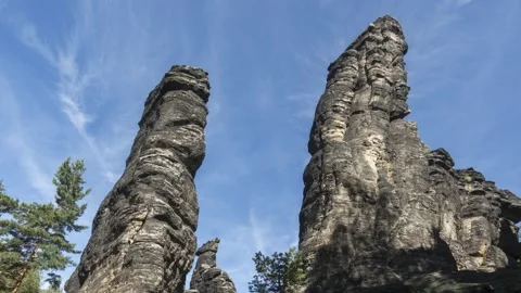 Moving clouds over famous rocks in the Elbe Sandstone Mountains Vídeo Stock 139095985