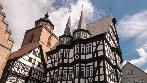 Moving clouds over the medieval town hall of Alsfeld Video stock 135874536