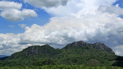 Moving clouds over the mountain 库存影片 39665953