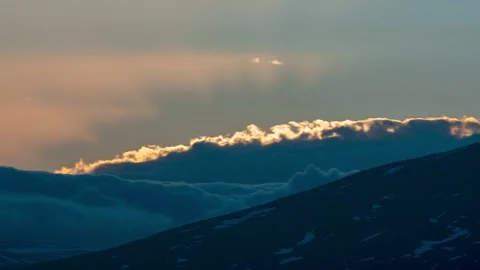 Moving clouds over the mountains during the midnight sun in Abisko, Sweden Video stock 254197781