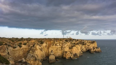 Moving clouds over Ponta da Piedade Видео 95433210