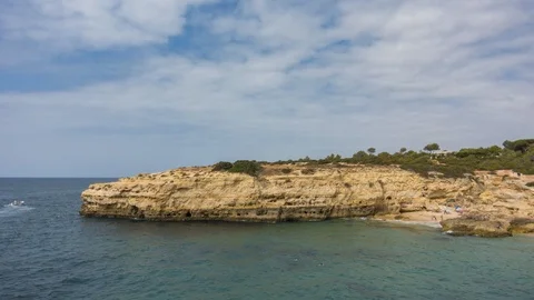 Moving clouds over Praia de Albandeira Видео 95433255