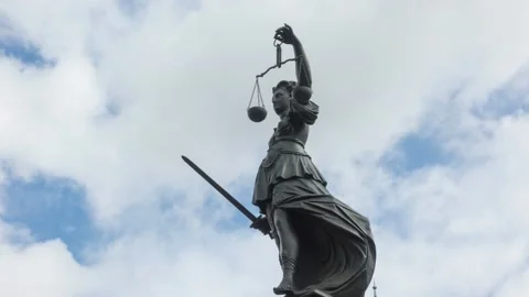 Moving clouds over the statue of Justitia Видео 150729384