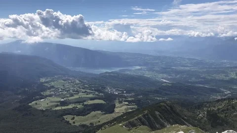 Moving clouds in the sky. Mountain panorama. Vidéo 187404129