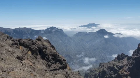 Moving clouds at viewpoint Roche de los Muchachos Видео 117107395