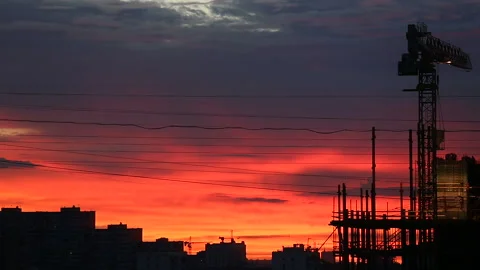Moving crane over beautiful sunset 库存影片 91831043