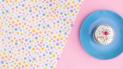 Moving cup cake on blue plate stop motion 動画素材 148734064