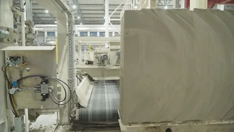 Moving the cut hardened mixture 動画素材 271054821