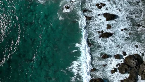 Moving down blue waves crashing turqoise tropical water with rocks 库存影片 236740991