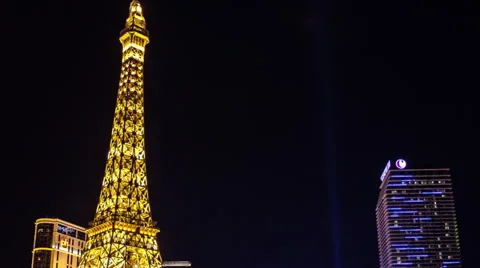 Moving down to the Las Vegas strip from the Eiffel Tower at Paris Casino hotel Video stock 33870414