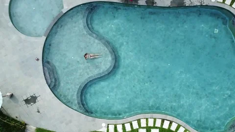 MOVING DOWN TOWARDS GIRL IN POOL Видео 221302665